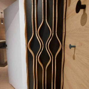 Panel ścienny STILKE, dębowy dekor, na płycie laminowanej antracyt - sklejka profilowana, drewniany dekor 3D; Bester Studio